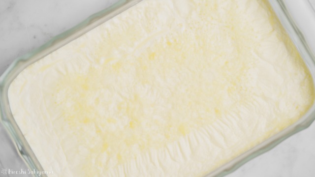 バットに出来上がったオーブンで作る自家製クロテッドクリーム