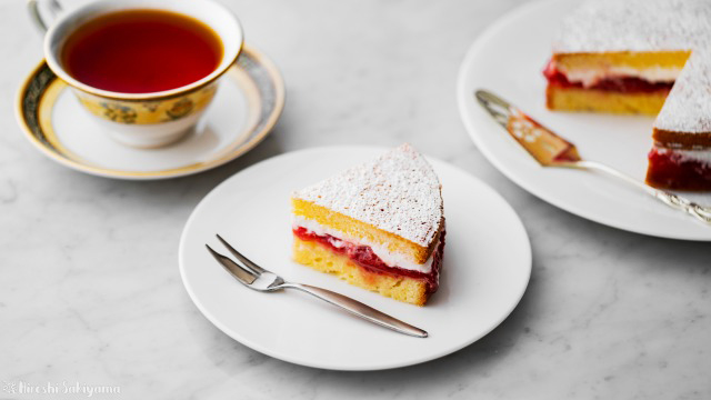 カットしたヴィクトリアサンドイッチケーキ