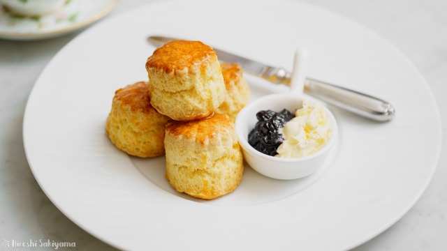 クロテッドクリームをつけて美味しいプレーンスコーン(バター少なめ)と紅茶